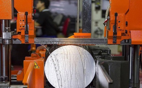 武穴立式金属带锯床切削出现跑带故障解决方法！